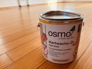 ピノアース挽き板フローリングの再塗装に使用した自然塗料オスモ ハードワックスオイルと施工後の床。