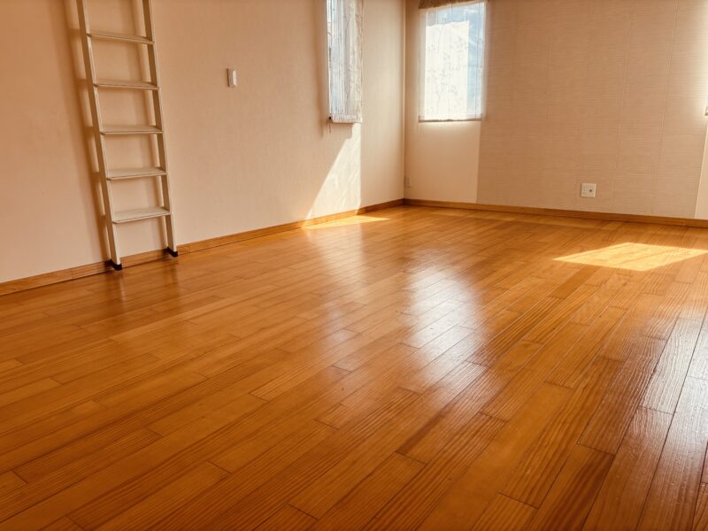 大阪府でのムクリペケア施工前のピノアース(挽き板フローリング)全景。表面の白化や艶ムラが見られる状態。