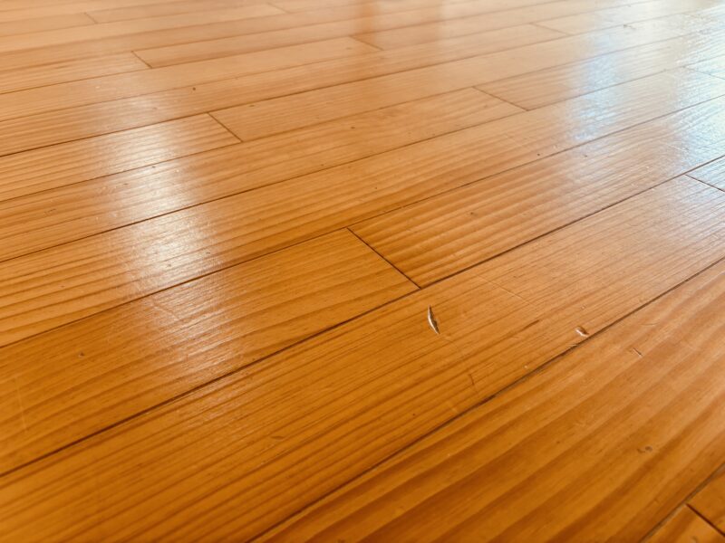 大阪府のピノアース床に見られた軽度の引っかき傷。挽き板の厚みを削らずに対応できる状態。