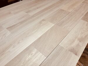 オーク(ナラ / 楢)無垢フローリング ユニ15x120 無塗装状態の木肌アップ。プレミアムグレードの自然な色味。