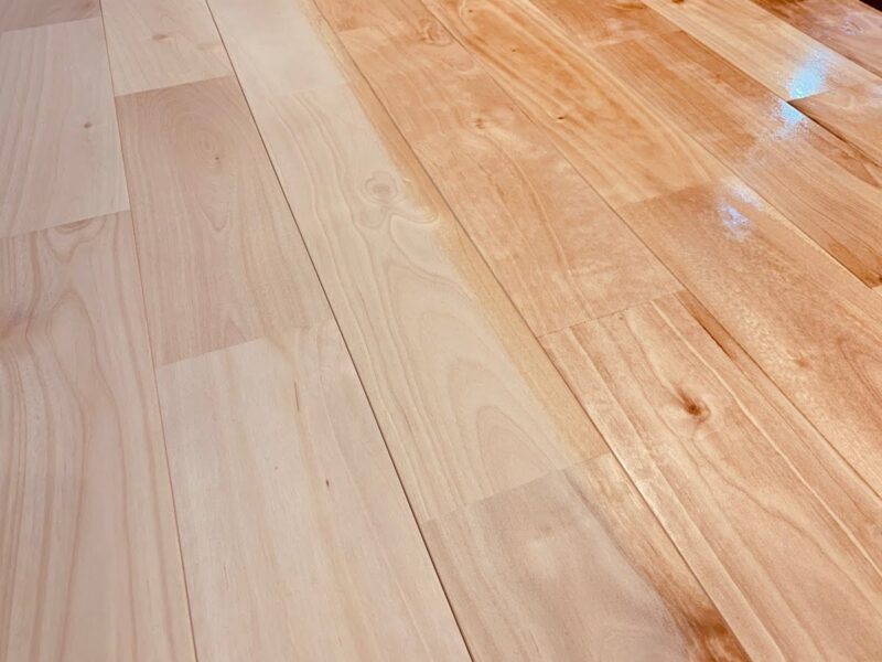 シルバーチェリー（カバザクラ）無垢フローリング塗装中の状態｜淡い色合いの木目