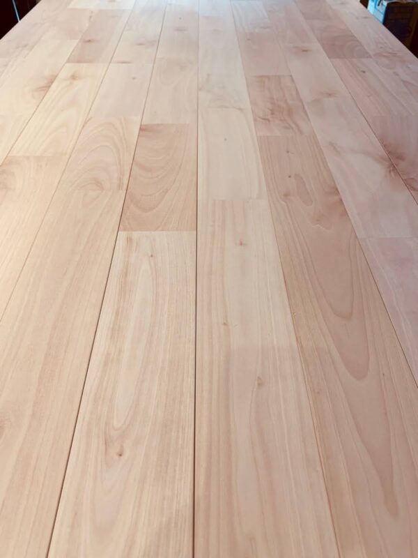 シルバーチェリー（カバザクラ）無垢フローリング施工後の未塗装状態