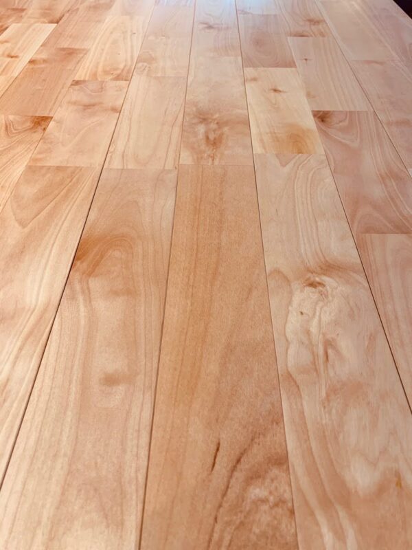 自然塗料で色味が現れたシルバーチェリー無垢フローリング