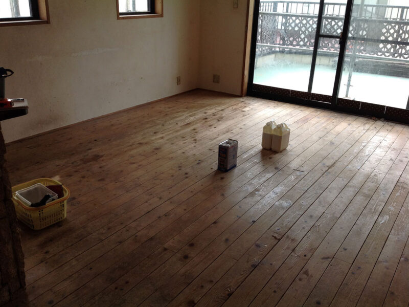 杉 無垢フローリング プライマー塗布 下地処理後の状態