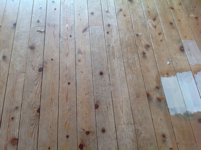 杉 無垢フローリング 施工前 深いシミとダメージがある再生前の状態