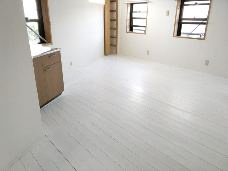 杉 無垢フローリング 白塗装 床全面の再生仕上げ状態