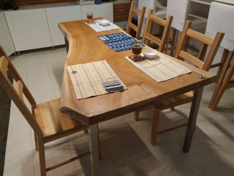 ケヤキ一枚板テーブルの天板全体とダイニングセットの様子。自然な木目と滑らかな仕上げ。