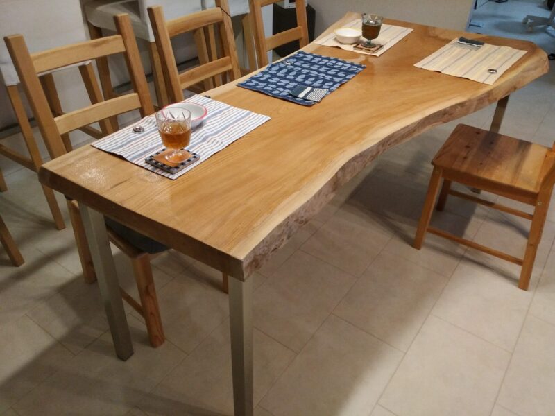 ケヤキ一枚板テーブルの側面と耳部分のディテール。自然な曲線と厚みのある天板。