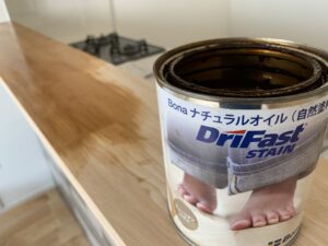 ラバーウッド無垢カウンターにBONAドライファスト アーリーアメリカンを塗装した施工前後の様子