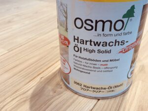 オスモ フロアークリアーつや消し #3062とアッシュ無垢フローリング。