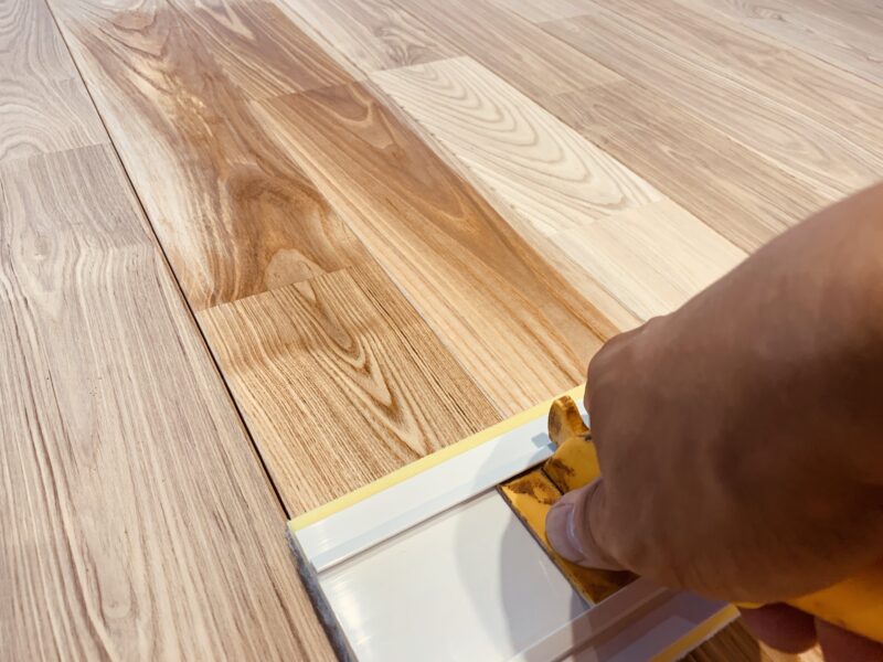 ッシュ無垢フローリングにオスモ#3062を塗布している施工中の様子。