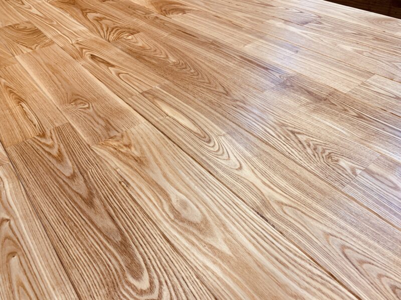 ムラにならないよう丁寧に伸ばしていきます。木が油分を吸い込み、表情が整っていきます。