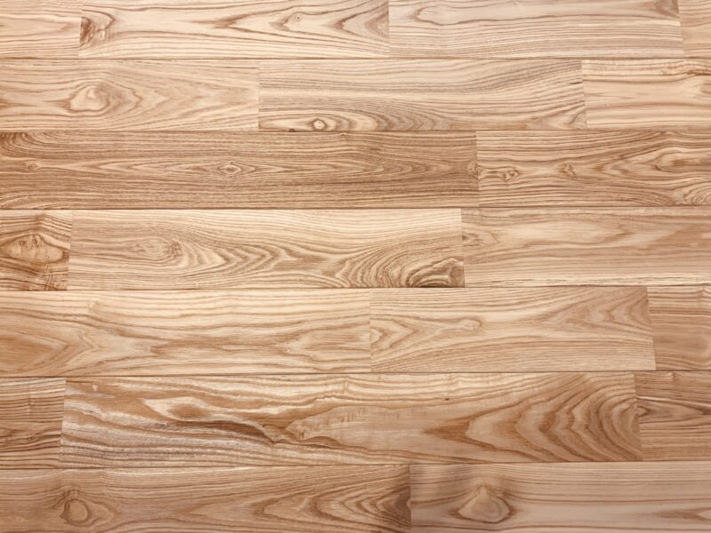 オスモ塗装後のアッシュ無垢フローリングを俯瞰で撮影。杢目が美しく整った状態。