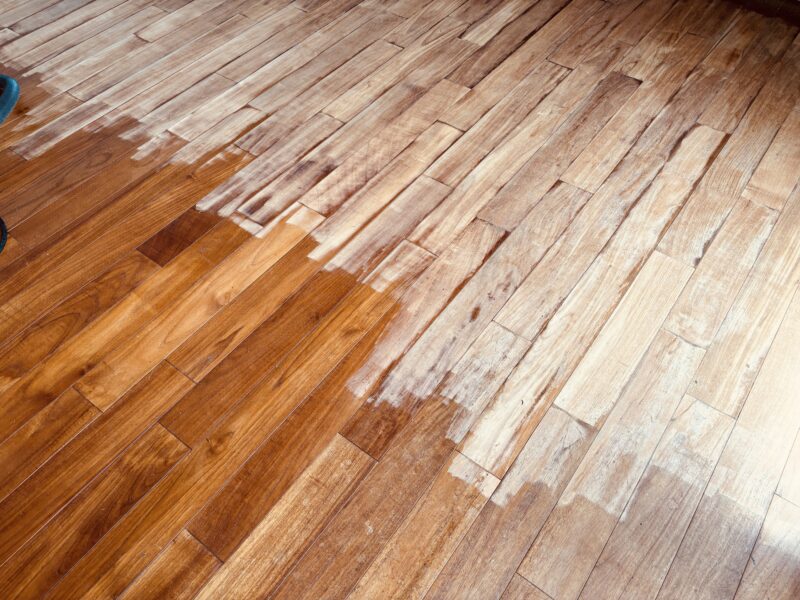 インドネシアチーク無垢フローリングを部分的に研磨し施工前後の違いが見え始めた様子