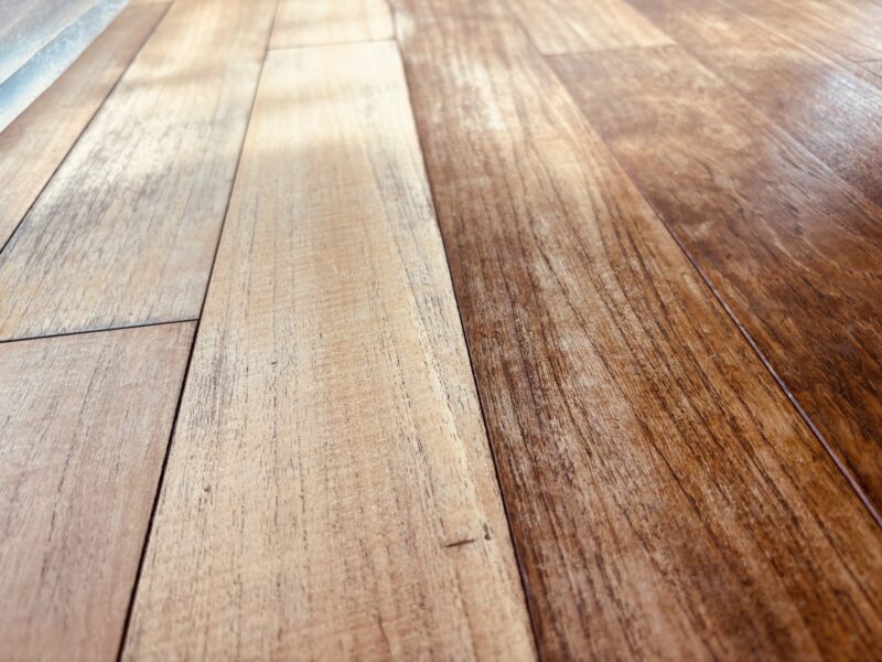 研磨前の濃い色と研磨後の明るい木肌が対比できるインドネシアチーク無垢フローリング