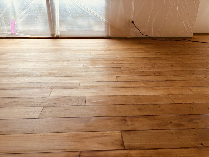 部屋全体のインドネシアチーク無垢フローリングを研磨した直後の明るい状態
