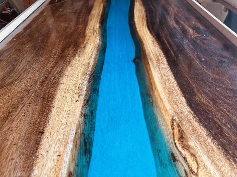 モンキーポッド一枚板レジンテーブル アクアブルー レジンリバー製作中 エコロキア