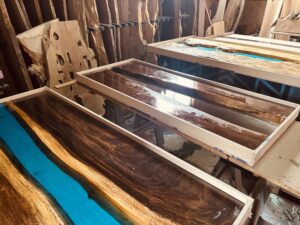 レジンテーブル製作工房 一枚板と型枠に流し込まれたレジン エコロキア工房