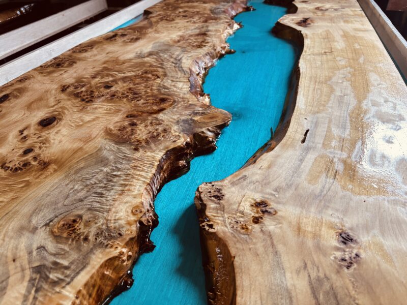 ポプラ一枚板レジンテーブル アクアブルー レジンリバー製作中 バール杢