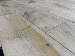 北海道産ナラ無垢フローリング未塗装 節欠けや色ムラがあるワイルドグレード