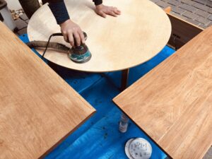 無垢テーブル研磨作業 メープルラウンドテーブルとチークサイドテーブルとオークデスクの再生作業