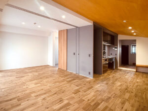 オーク無垢フローリングとグレー壁が調和したLDK全体