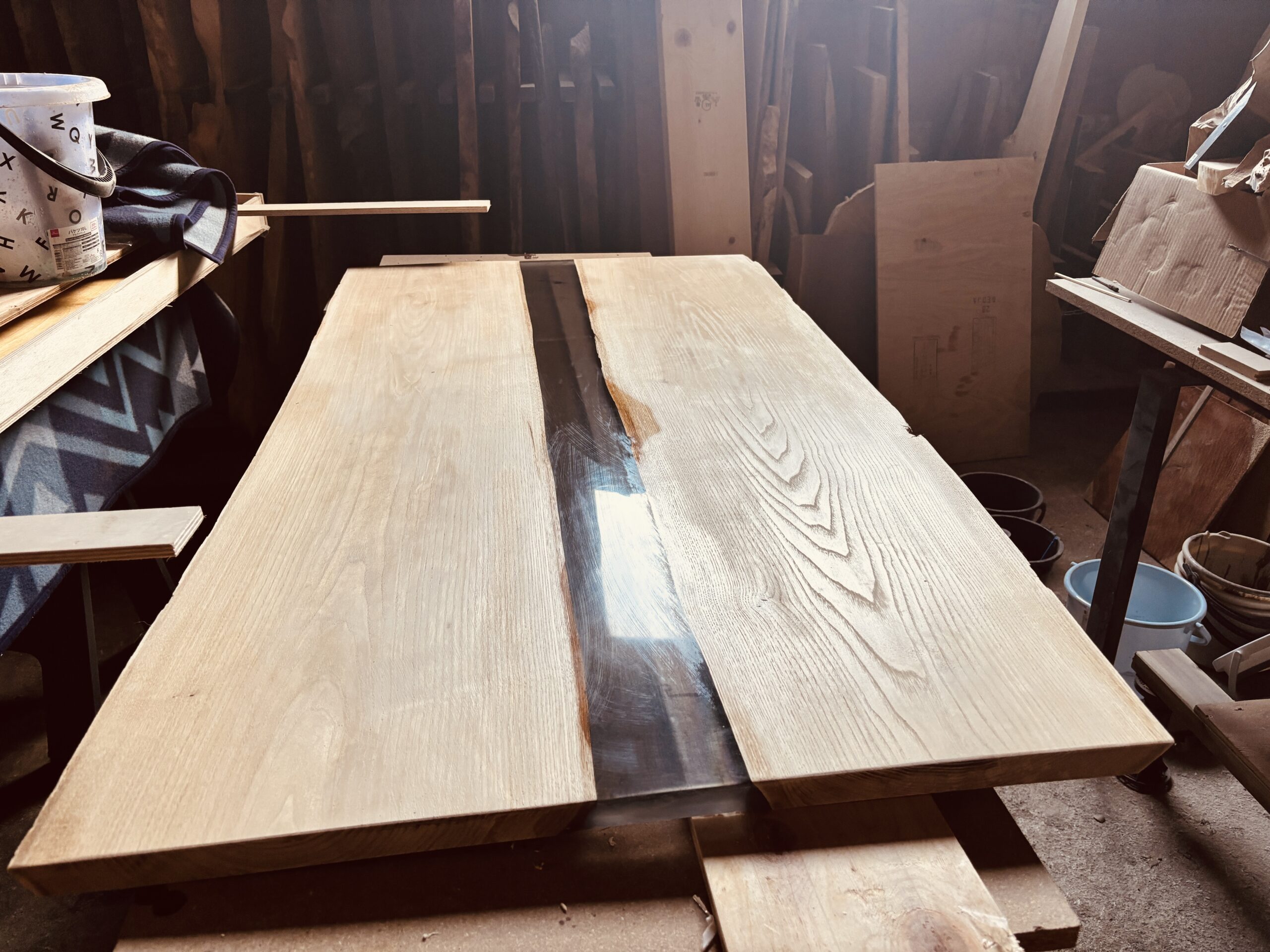 チェスナット無垢材レジンテーブル スモークグレー 中央レジン仕上げ 研磨後 工房内