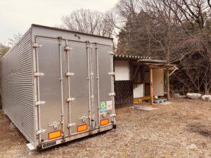 不便を楽しむ里 コンテナ 木材保管 加工前素材ストック 屋外作業スペース